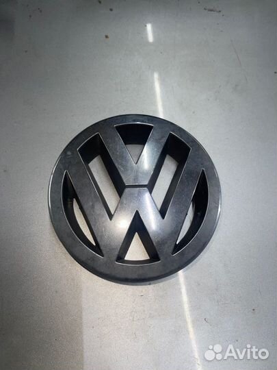 Эмблема передняя Volkswagen Passat седан 2.0 2008