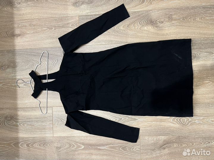 Вечернее платье с открытыми плечами и рукавами