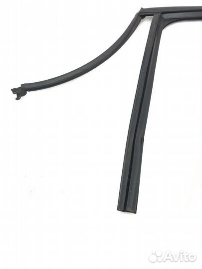 Уплотнитель стекла двери задний левый Bmw 1-Series