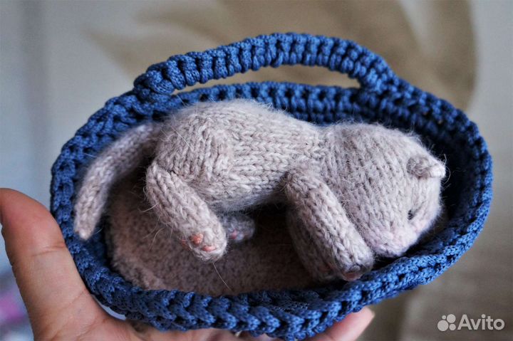 Спящий вязаный реалистичный котёнок в корзинке
