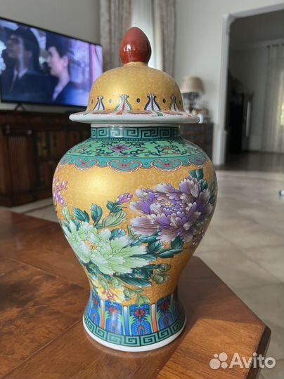 Керамическая ваза с крышкой