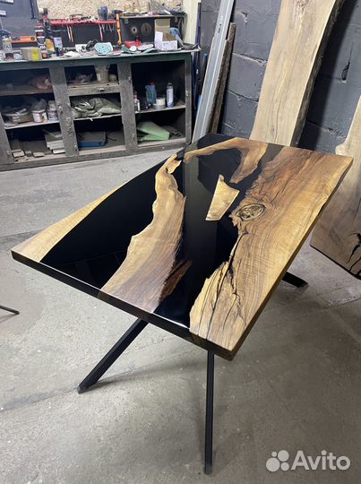 Стол из эпоксидной смолы и слэба