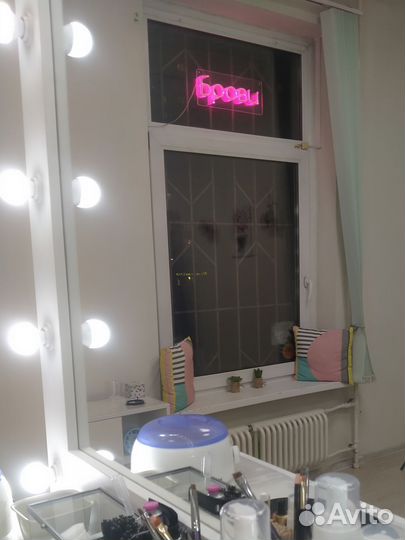 Неоновая вывеска брови