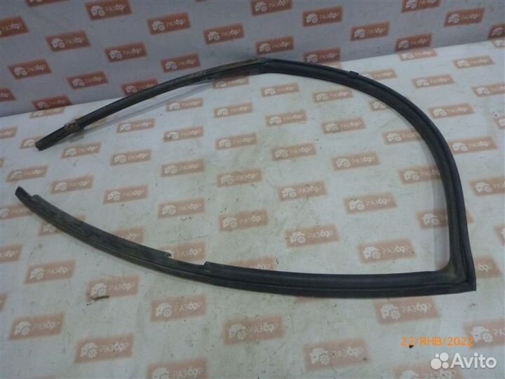Уплотнительная резинка стекла передняя левая
