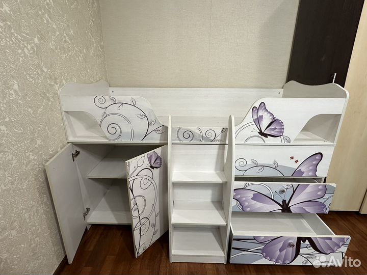 Детская кровать чердак со столом и шкафом