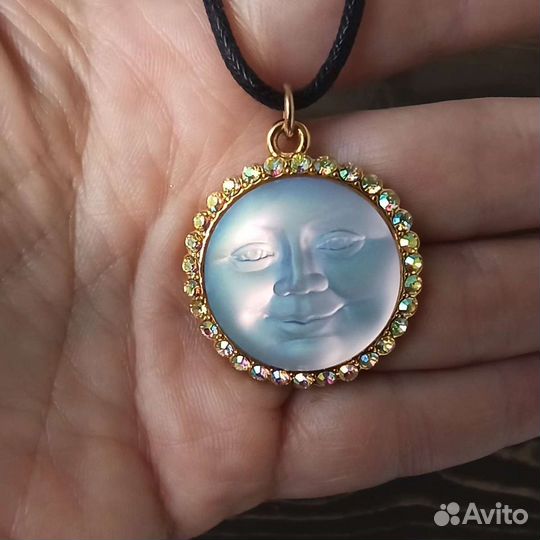 Большая луна Kirks Folly на плетеном шнурке