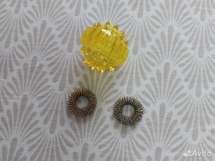 Массажный шарик с шипами