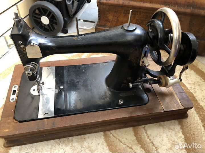 Старинная швейная машинка