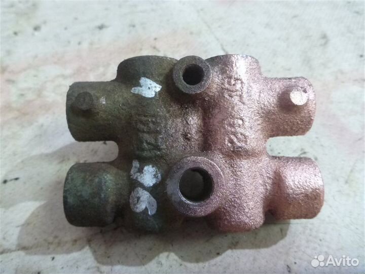 Распределитель тормозных сил Mitsubishi Galant