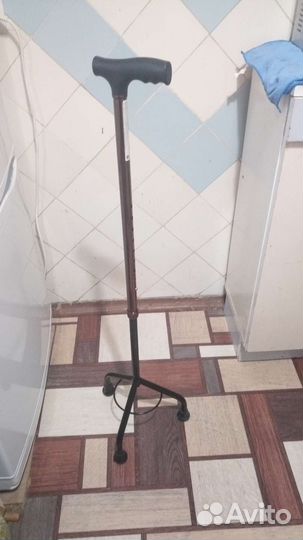 Палка трость на трёх опорах