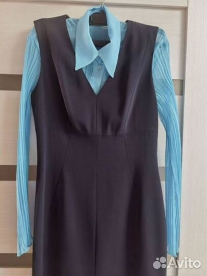 Синее платье Max Mara с голубой блузкой