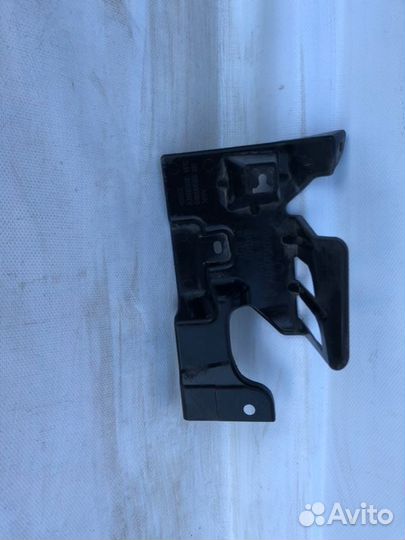 Кронштейн крепления радиатора передний правый