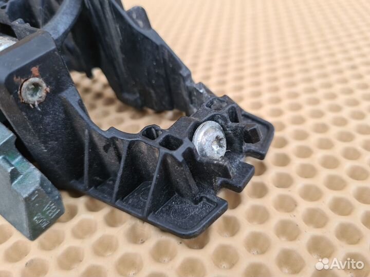 Кронштейн ручки двери левый Infiniti