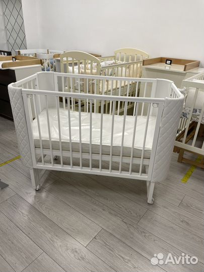 Кроватка для новорождённого на маятнике с колесами