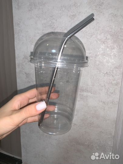 Стаканы для коктейлей с металлическими трубочками