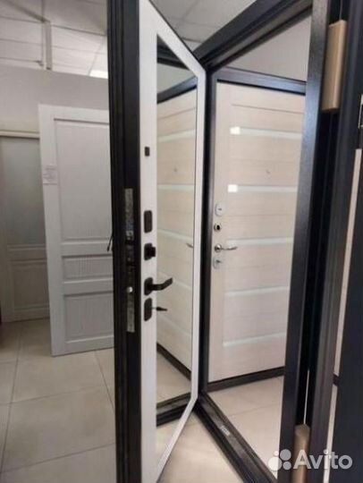 Дверь входная уличная