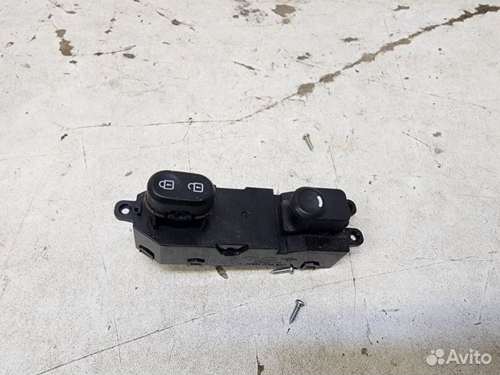 Переключатель передний правый Hyundai Solaris 1