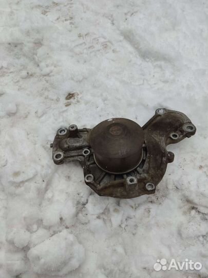 Помпа на mitsubishi pajero 4