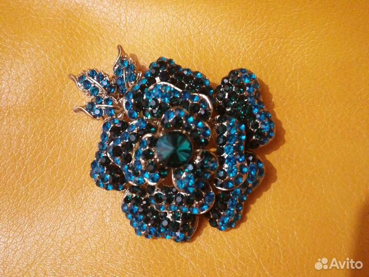 Брошь Королевская роза с позолотой под изумруд