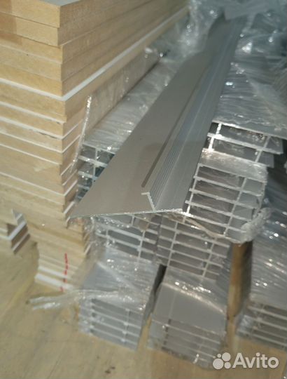 Плинтус скрытый алюминиевый