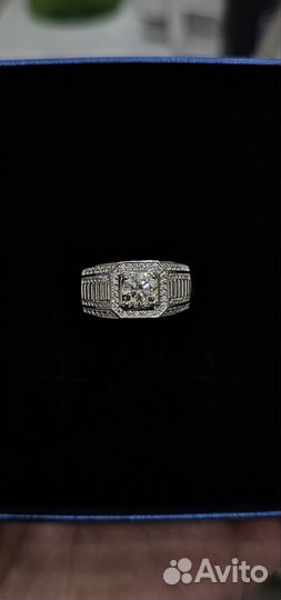 Кольцо с бриллиантом