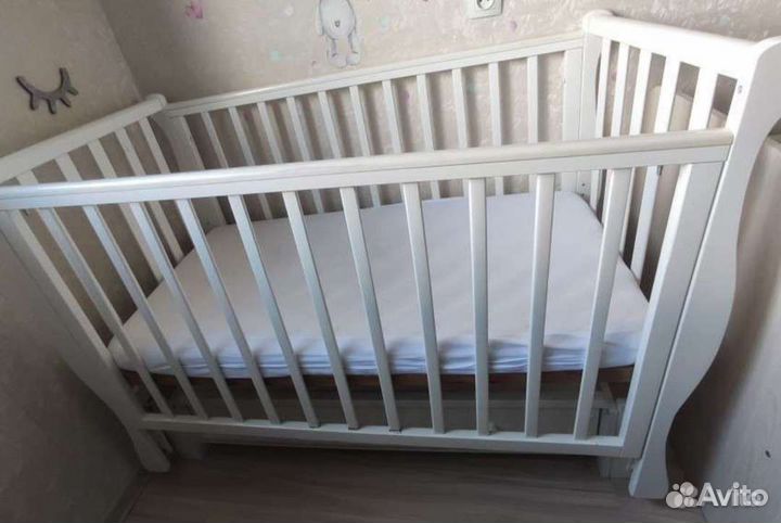 Детская кроватка с маятником и ящиком, матрас