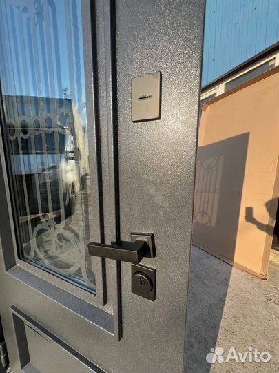 Входная серая дверь со стеклом