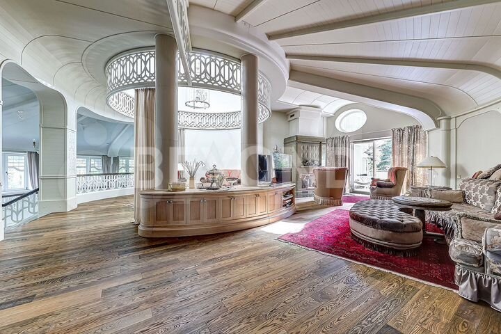 Дом 677 м² на участке 50 сот.