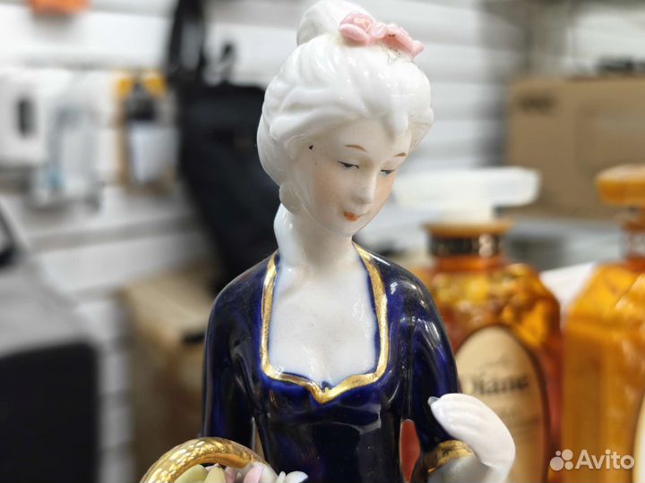 Статуэтка фарфор Дама с цветами