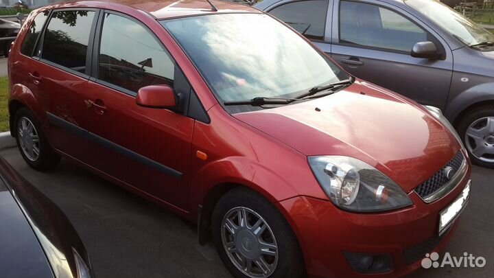 Заднее стекло на Ford Fiesta mk5 5D Установка 1ч