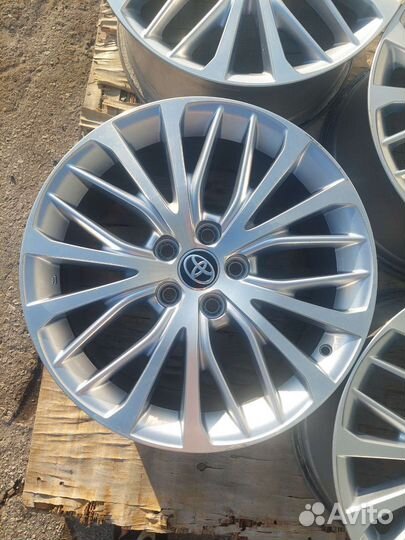 Toyota Camry r18 оригинал