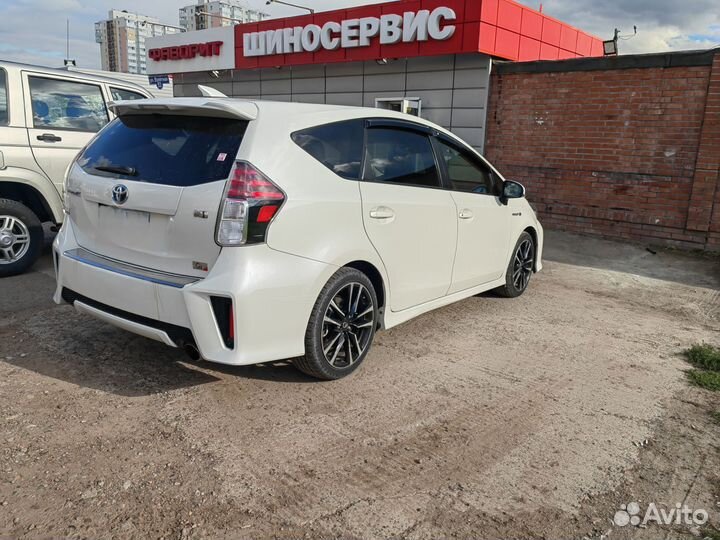 Автомобиль toyota приус альфа