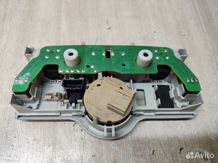 Б/У Плафон салонный передний / под люк#001