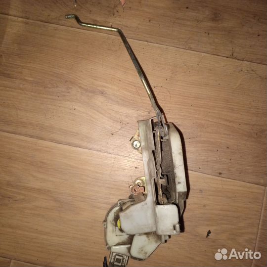Замок передней левой двери Митсубиси галант 7