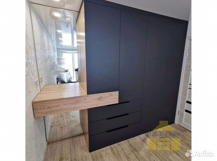 Книжный шкаф