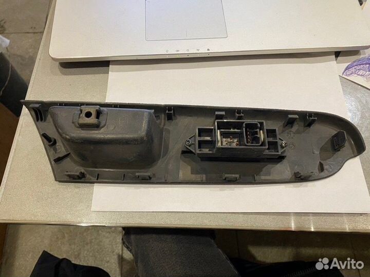 Кнопка стеклоподъемника задняя левая Mitsubishi