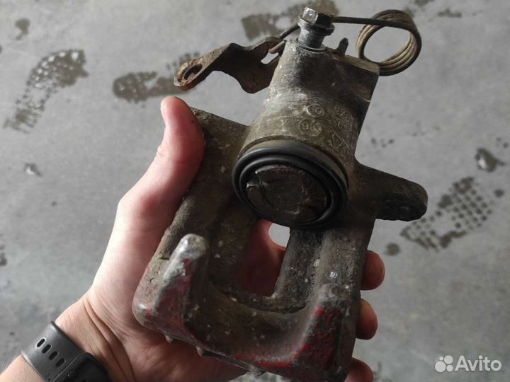 Задний правый суппорт passat b5