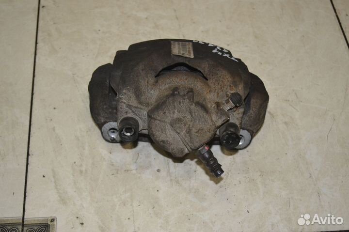 Тормозной суппорт передний правый Renault Duster