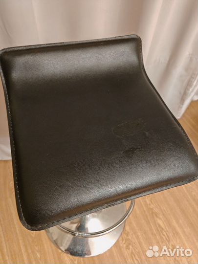 Стул барный высокий, или стул для визажиста