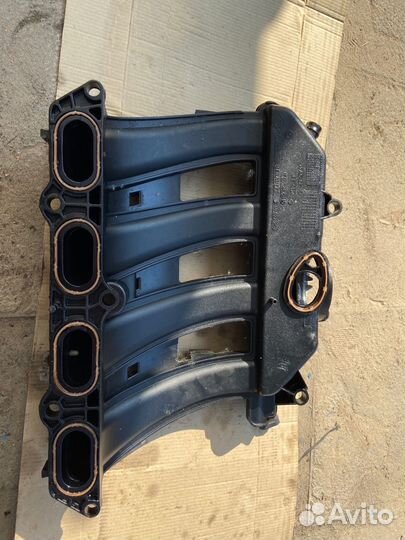 Коллектор впускной Renault Sandero Logan 16кл