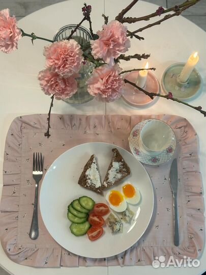 Салфетка сатин цветочки маленькие на розовом с рюш