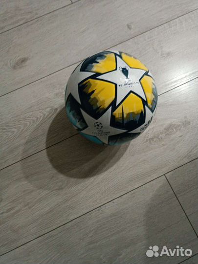 Футбольный мяч adidas