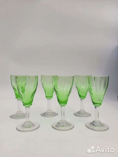 Бокал урановое стекло