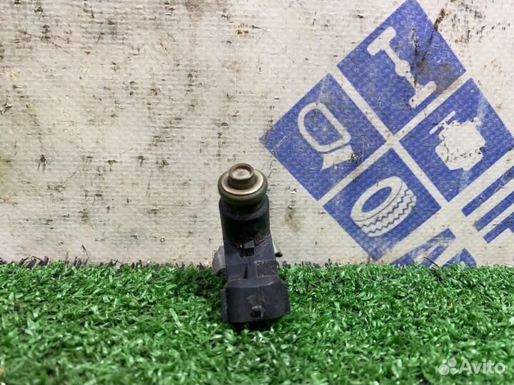 Форсунка топливная Volkswagen Jetta седан 1.6 CFN