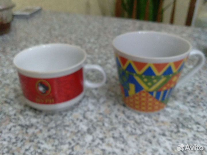 Чайные чашки с блюдцами на подставке