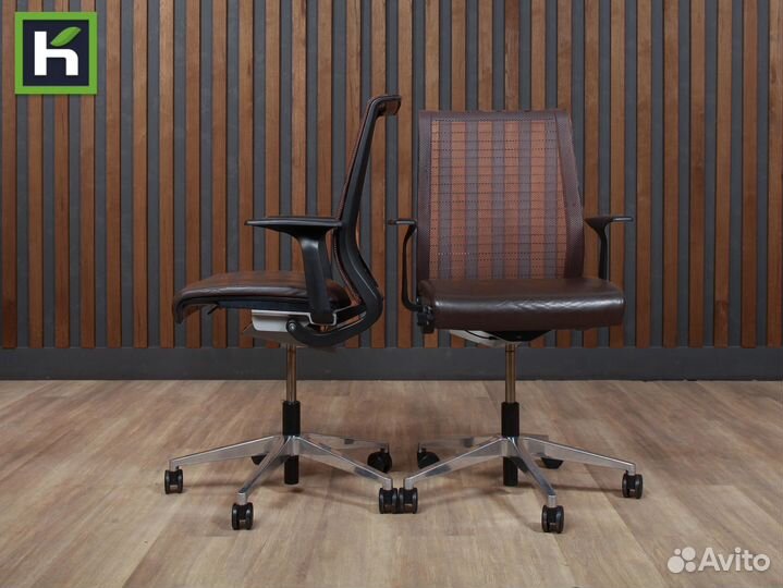 Офисное кресло на колесиках