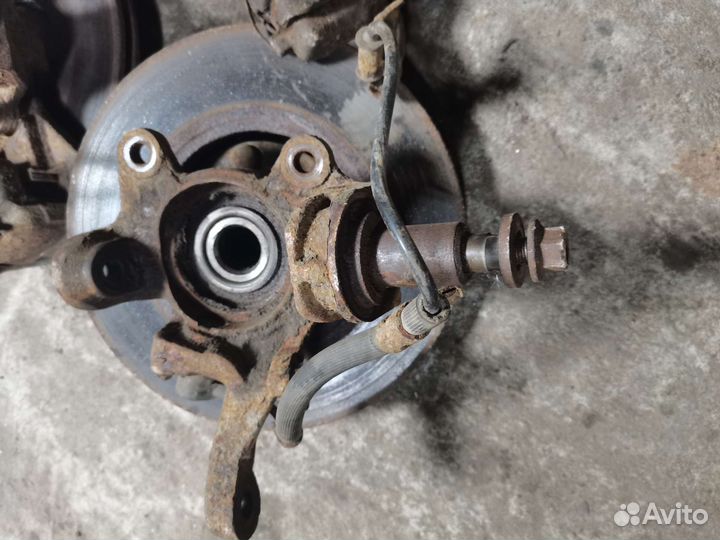 Поворотный кулак Nissan Primera p11