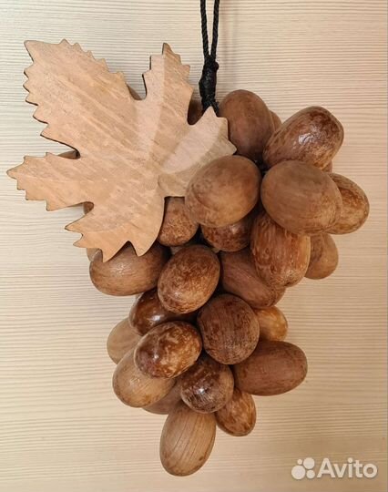 Виноградная гроздь из можжевельника