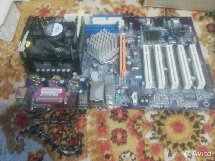 Материнская плата с процессором и памятью