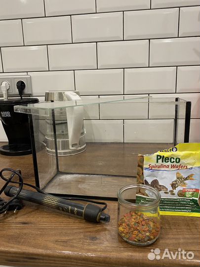 Аквариум с обогревателем и кормом для рыб